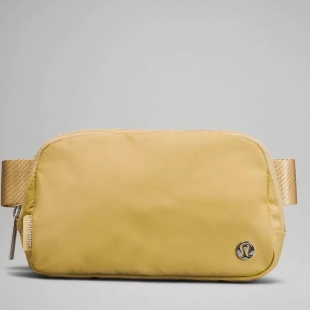 lululemon belt bag, brand new !